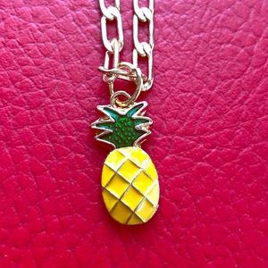 🍍Pineapple gold necklace 🍍! Adorable✨